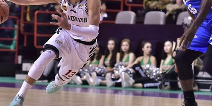 试图在中场 试图在中场